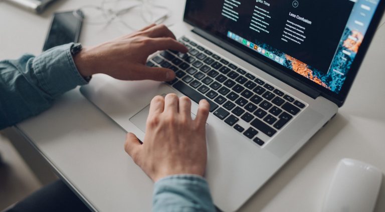 Développeur au clavier, code à l’écran
