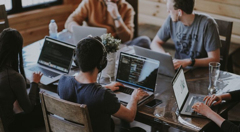 Équipe au travail dans un espace partagé