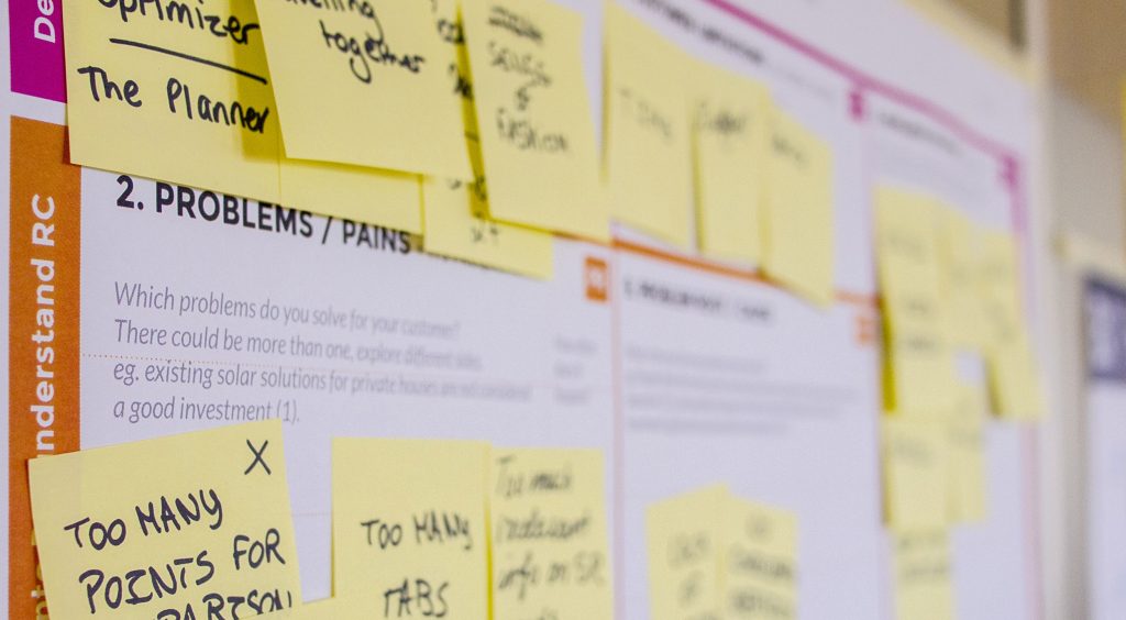 Tableau de sprint couvert de post-it