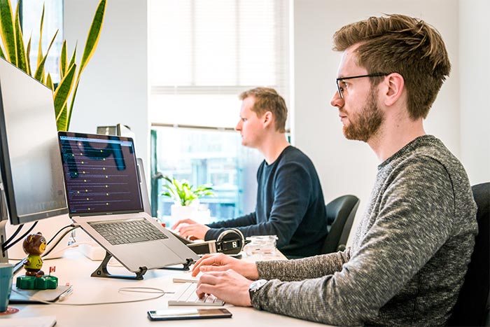Développeurs au travail dans un bureau lumineux