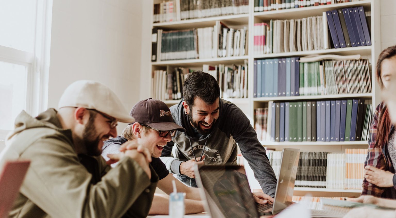 Équipe de développeurs concentrés autour d’une table